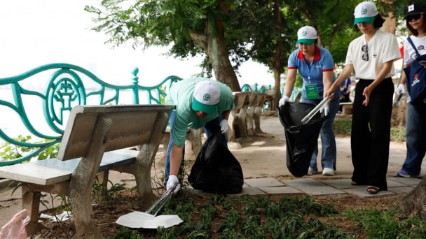 Giám đốc Lotte và lãnh đạo WWF tham gia nhặt rác tại Hồ Tây