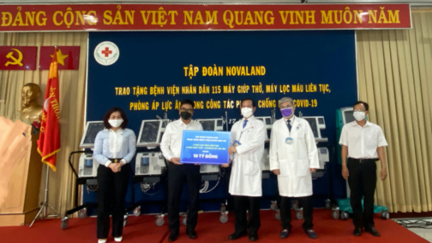 Tập đoàn Novaland trao tặng thiết bị y tế trị giá 10 tỷ đồng