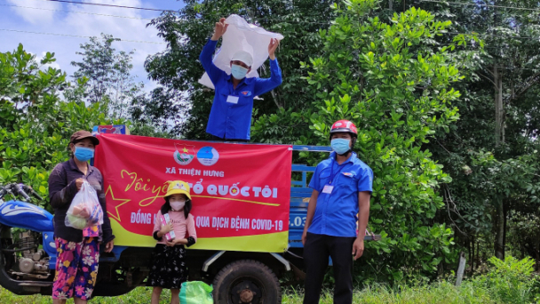 Thanh niên tình nguyện giúp nông dân thu hoạch, tiêu thụ nông sản