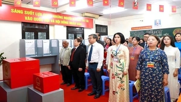 Cử tri phường Hoàn Kiếm nô nức đi bỏ phiếu trong ngày bầu cử