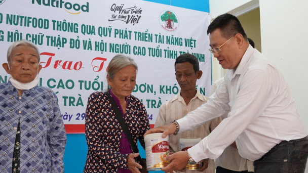 Nutifood hỗ trợ sữa dinh dưỡng cho người cao tuổi gặp khó khăn
