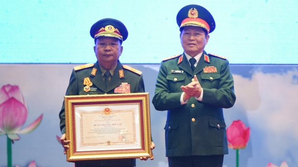 Trao tặng Bộ trưởng Quốc phòng Lào Huân chương Độc lập hạng Nhất