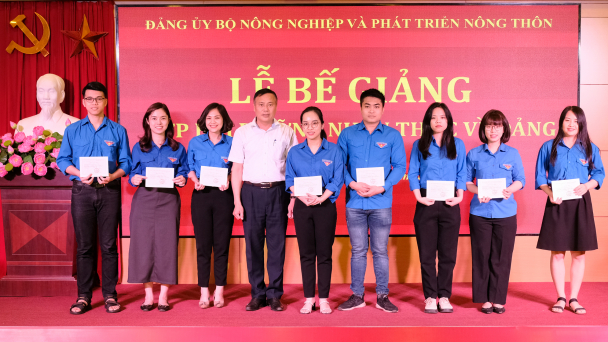 Bế giảng Lớp Bồi dưỡng nhận thức về Đảng tháng 3/2023 của Bộ NN-PTNT