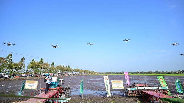 Đàn 'chuồn chuồn sắt' chào mừng các đại biểu dự Festival lúa gạo quốc tế