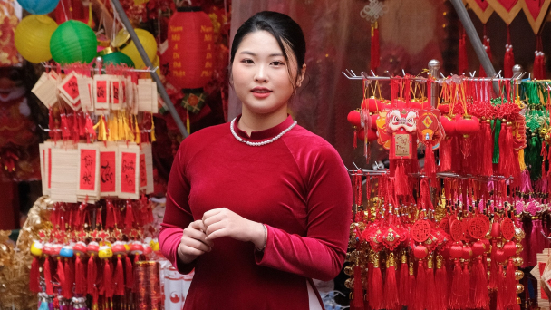 Không khí mua bán đối lập ở chợ Tết phố cổ Hà Nội