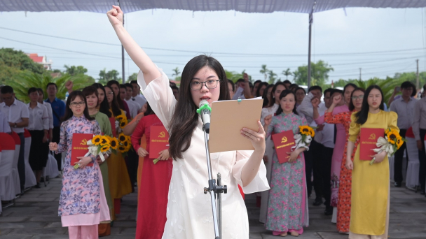 57 đảng viên mới của Bộ NN-PTNT hô vang lời thề trước tượng Bác