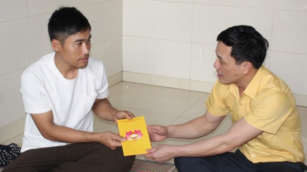 Nghệ An: Thăm hỏi, hỗ trợ gia đình các ngư dân bị nạn trên biển