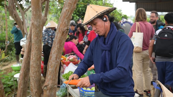 Đại biểu quốc tế 'nhận mình là thỏ' sau khi nếm cà rốt hữu cơ