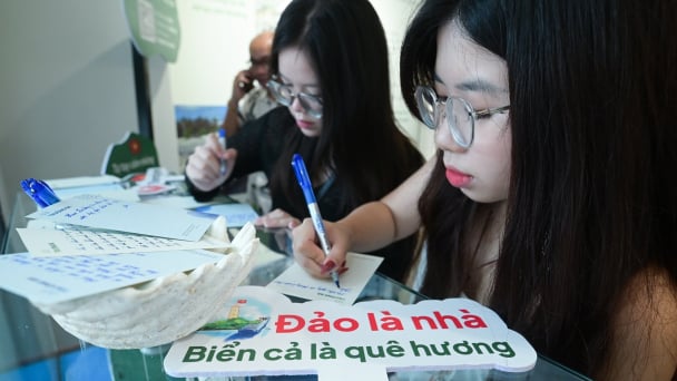 Khai mạc triển lãm 'Một dải non sông' và gây quỹ 'Xanh hóa Trường Sa'