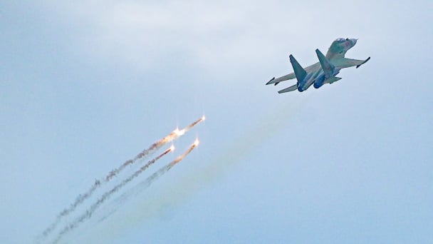 Su-30MK2 và Yak-130 thả bẫy nhiệt trong buổi tổng duyệt diễu binh, diễu hành