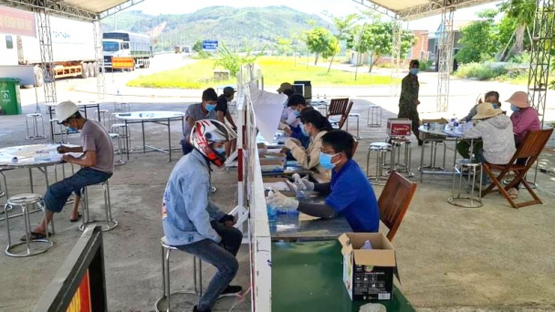 Phạt nặng viên chức ngành y tế về từ vùng dịch không khai báo