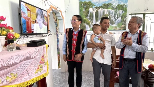 Làng vùng sâu Canh Giao bừng sáng ánh điện