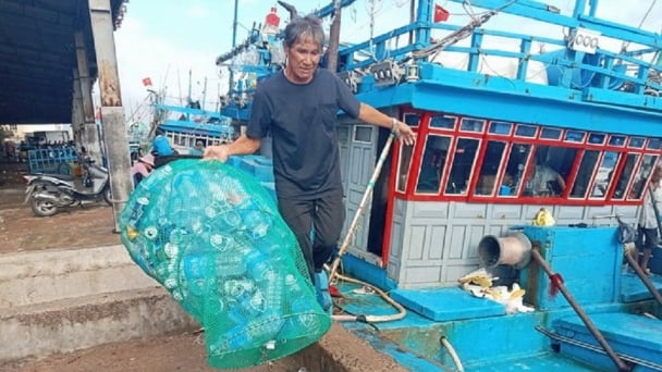 Gom rác nhựa trên tàu cá làm sạch đại dương