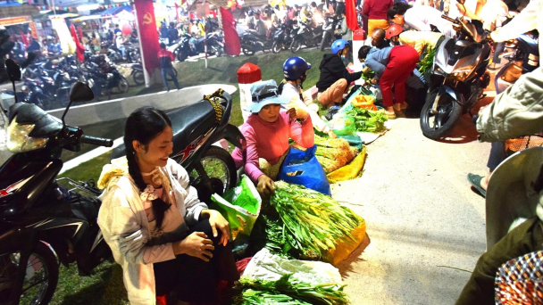 Chợ Gò mua bán ‘lộc xuân’ đầy ắp tình người