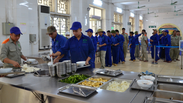 Sự thay đổi về tình người trong bữa ăn ca ở Lâm Thao