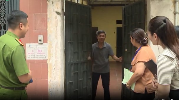 Cán bộ phường Văn Miếu -Quốc Tử Giám giúp dân làm sạch dữ liệu đất đai