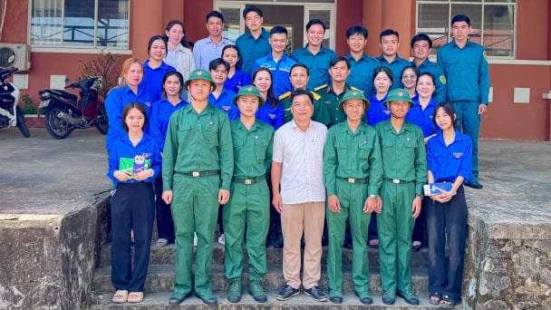 Tuổi trẻ xã đảo Hòn Nghệ lên đường nhập ngũ