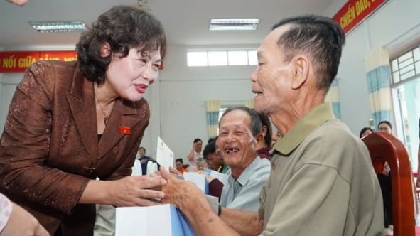 Phó Chủ tịch Quốc hội thăm, tặng quà gia đình chính sách tại xã Thạnh Xuân