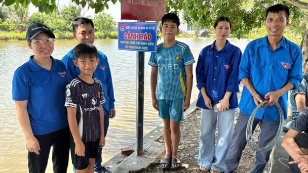 Cắm biển cảnh báo, bảo vệ trẻ em trước dòng nước dữ