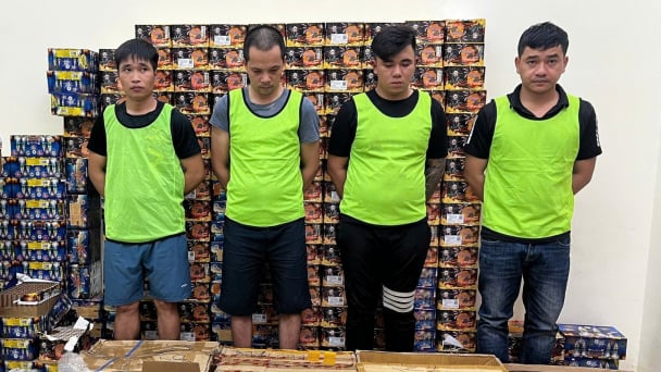 Khởi tố nhóm đối tượng sản xuất, tiêu thụ pháo hoa nổ trái phép
