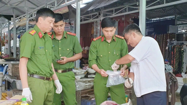 Lợn bệnh được đóng dấu kiểm dịch chuẩn bị tuồn ra chợ