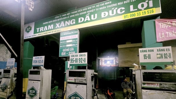 8 đối tượng bị khởi tố trong đường dây sản xuất xăng giả