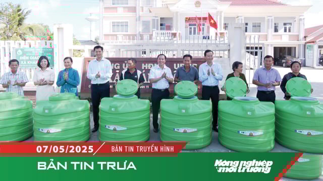 Tặng bồn chứa, máy lọc nước cho người dân Cà Mau