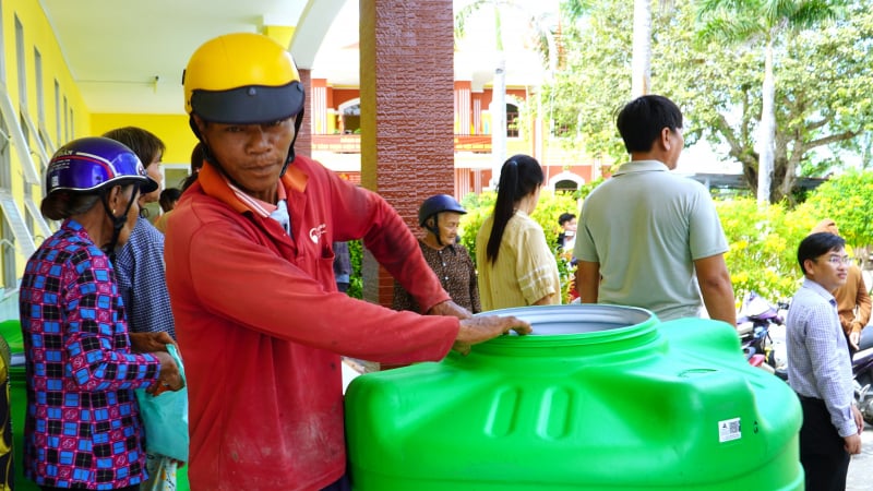 Bồn nước nghĩa tình về với xứ biển Trần Đề mùa hạn mặn