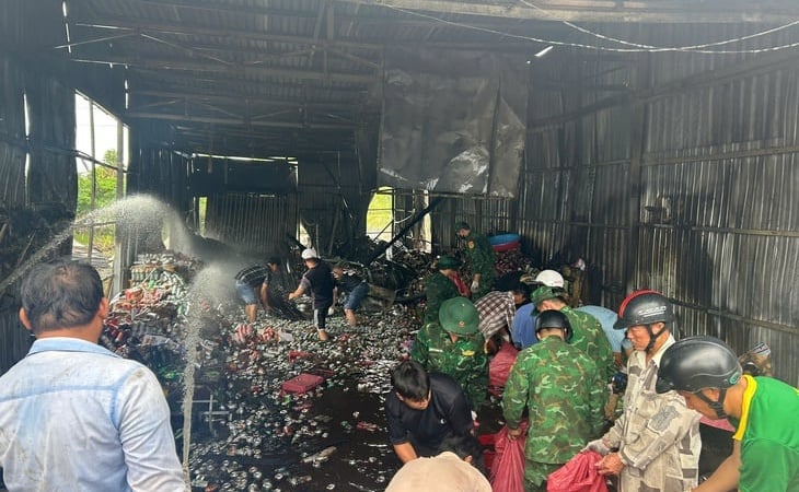 Cháy đại lý bia ở Cà Mau