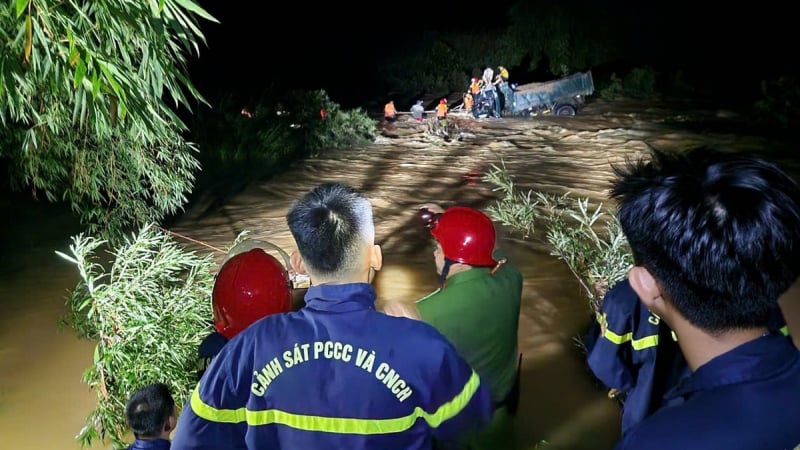Lũ lớn trong đêm khuya, 4 người dân được cứu sống