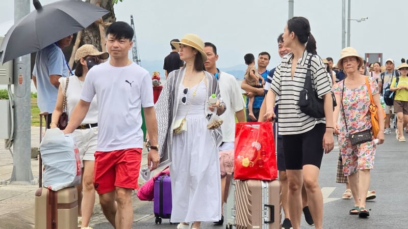 16.000 khách du lịch ở Cát Bà được thông báo rời đảo tránh bão Wipha
