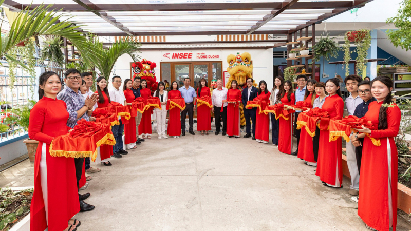INSEE trao thư viện 'Hướng Dương' không gian xanh cho trẻ em đặc biệt Vĩnh Long
