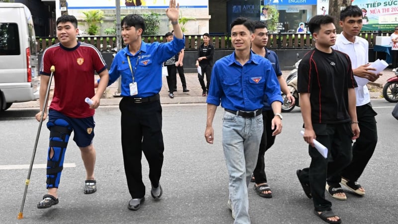 Sĩ tử nghiêm túc, tự tin hoàn thành môn thi đầu tiên
