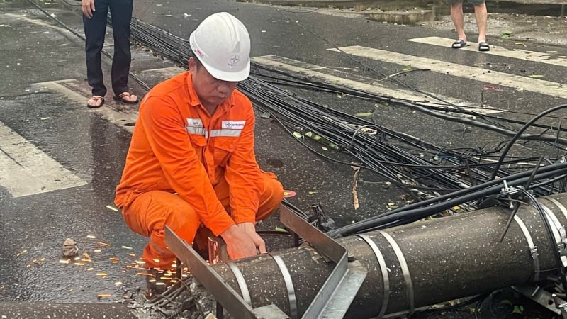 Thái Nguyên dọn dẹp cột điện, cây xanh gãy đổ sau cơn dông lớn