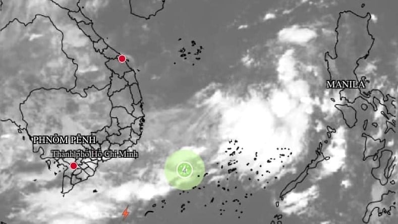 Áp thấp trên Biển Đông gây mưa dông, sóng lớn