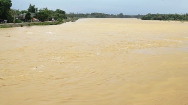 Mưa to, lũ lên sau bão số 5