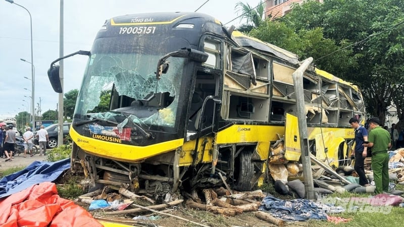 Vụ lật xe khách ở Hà Tĩnh: ‘Anh ơi cứu vợ em với’