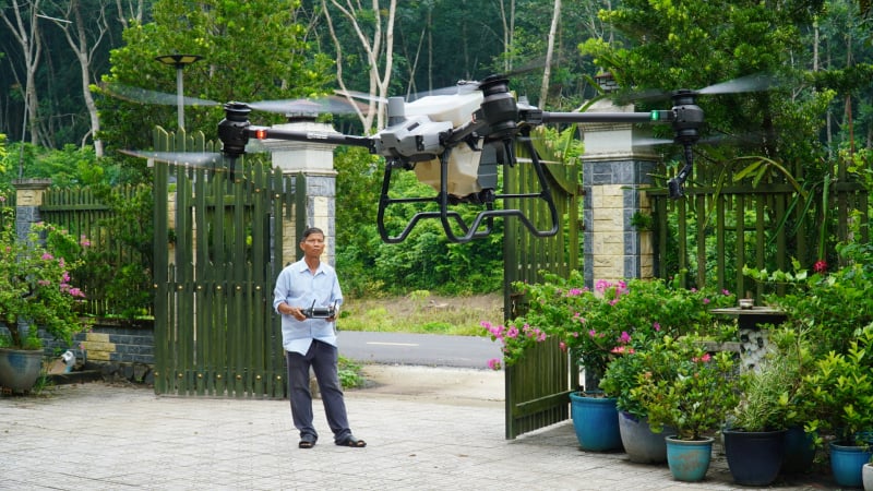 Cây khỏe, trái tốt nhờ máy bay không người lái chăm vườn