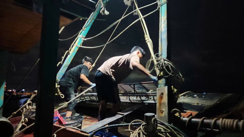 Cận cảnh những con tàu tận diệt nguồn thủy sản trên vịnh Hạ Long