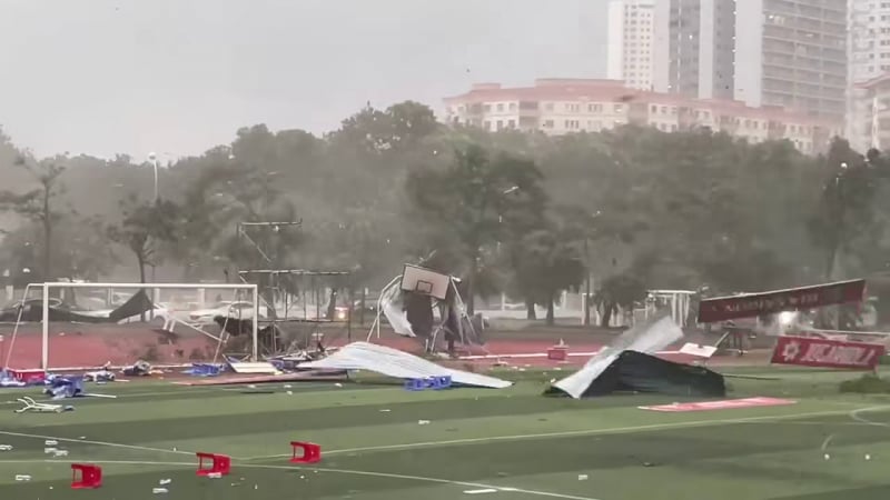 Mưa giông, gió giật trên đường phố ở Hà Nội