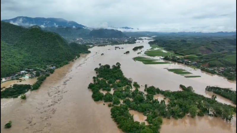 Hàng trăm hộ dân ở thôn Vĩnh Hoàn và bản Pha chìm trong nước lũ