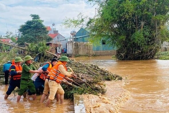Cấp xã trực tiếp huy động lực lượng hộ đê, phòng, chống thiên tai