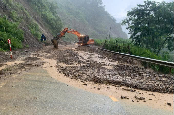 Cảnh báo nguy cơ sạt lở, mất an toàn trên đường vào vùng lũ Điện Biên