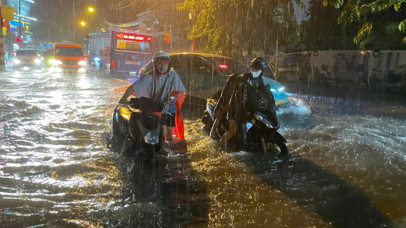 Mưa lớn trên diện rộng, nhiều tuyến đường tại TP.HCM ngập sâu