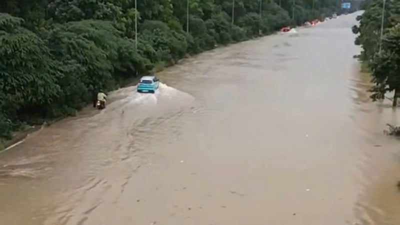 Phố phường Hà Nội thành 'sông', giao thông tê liệt