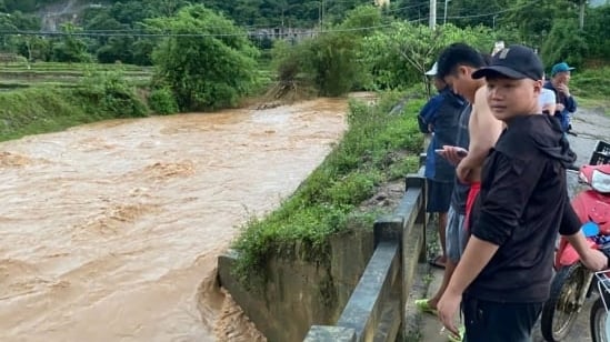 Đi chăn vịt, một phụ nữ bị nước lũ cuốn trôi