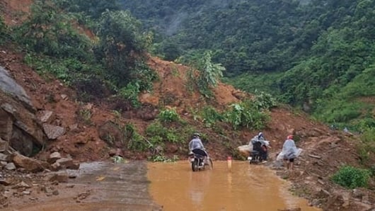 Khẩn trương khắc phục điểm sạt lở tại xã Sính Phình