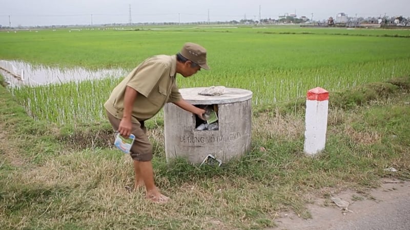 Vẫn còn tình trạng vứt vỏ thuốc bảo vệ thực vật trên đồng ruộng