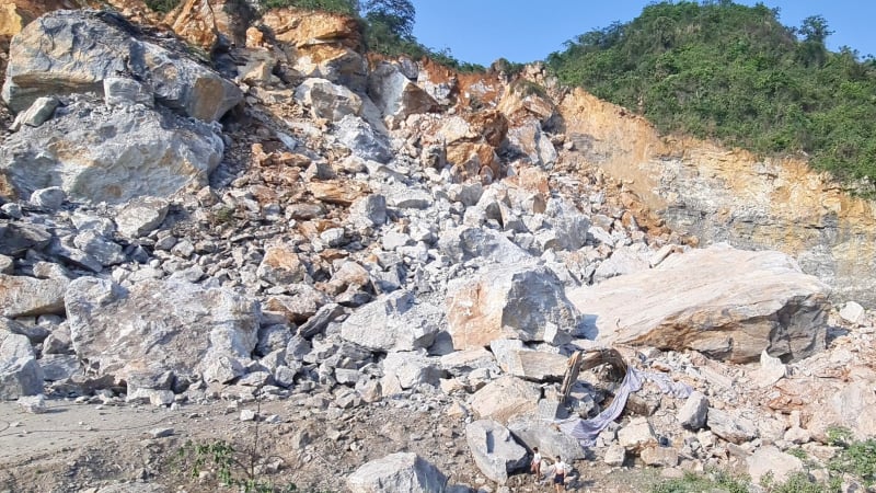 Mỏ đá đổ sập vùi lấp 2 máy xúc chưa rõ nguyên nhân