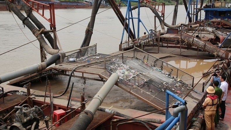 Bắt giữ tàu khai thác 600 m3 cát trái phép trên sông Đào